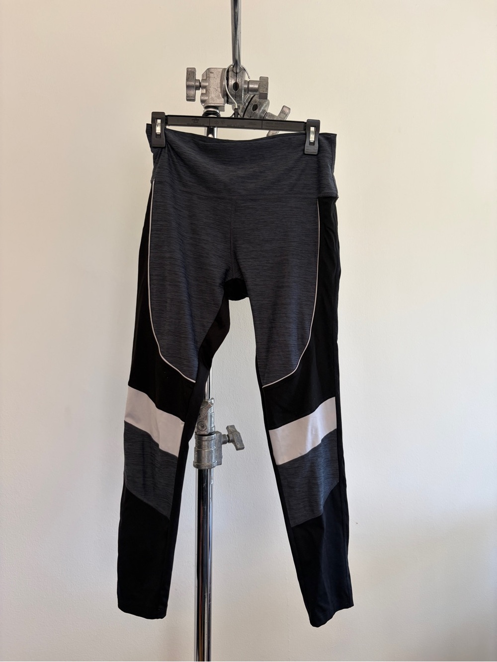 PINK Victoria's Secret Ultimate Leggings in Charcoal